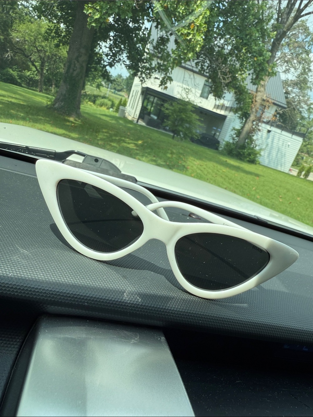 White Cat Eye Sunglasses - Classic Retro Style